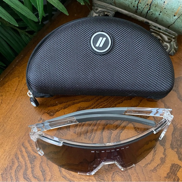 Blenders Eyewear Polarized Sunglasses with Bag and Case - Picture 7 of 16